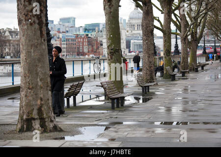 Londra, Inghilterra - Marzo 12, 2017 London South Bank sotto la pioggia. Inghilterra Foto Stock