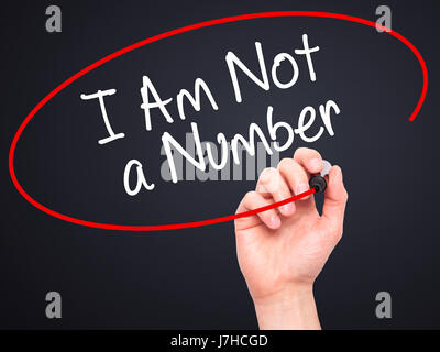 L'uomo la scrittura a mano io non sono un numero con il pennarello nero su schermo visivo. Isolato su sfondo. Business, tecnologia internet concetto. Stock Photo Foto Stock