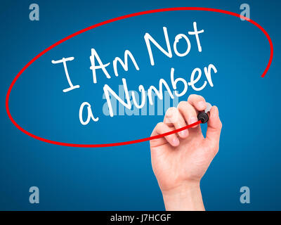 L'uomo la scrittura a mano io non sono un numero con il pennarello nero su schermo visivo. Isolato su sfondo. Business, tecnologia internet concetto. Stock Photo Foto Stock