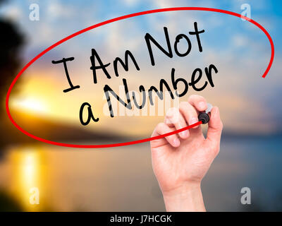 L'uomo la scrittura a mano io non sono un numero con il pennarello nero su schermo visivo. Isolato su sfondo. Business, tecnologia internet concetto. Stock Photo Foto Stock
