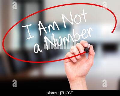 L'uomo la scrittura a mano io non sono un numero con il pennarello nero su schermo visivo. Isolato su sfondo. Business, tecnologia internet concetto. Stock Photo Foto Stock