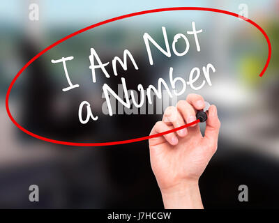 L'uomo la scrittura a mano io non sono un numero con il pennarello nero su schermo visivo. Isolato su sfondo. Business, tecnologia internet concetto. Stock Photo Foto Stock