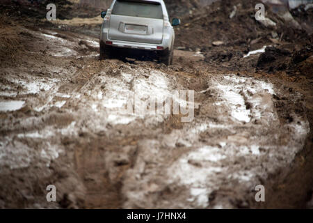 Offroad auto nella sporcizia vista posteriore Foto Stock