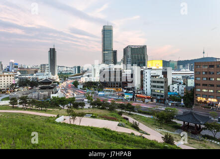 Seul cityscape al tramonto intorno alla porta di Dongdaemun con torre di Seoul e il Monte Namsan in background in Corea del Sud la città capitale Foto Stock