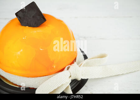 Orange cheesecake con il cioccolato e il nastro di inchiostro Foto Stock