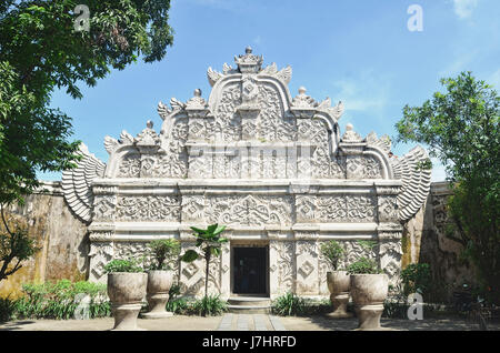 Taman Sari Castello d'acqua west gate decorate con ornamenti di uccelli stilizzati e fioritura foliages Foto Stock