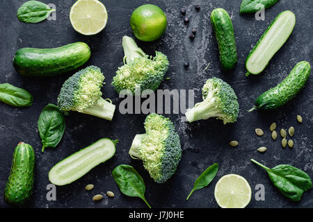 Verdure verdi / assortimento di carni vegane green farm bio verdure organiche su sfondo di ardesia. Vista dall'alto. Concetto di stile di vita sano, vita verde Foto Stock