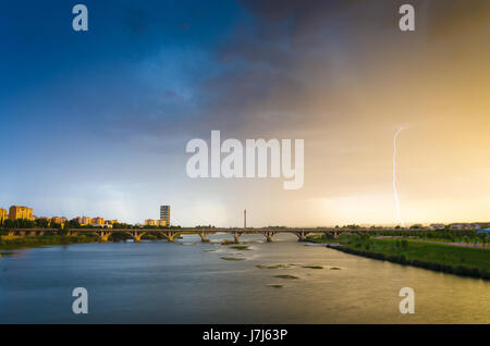 I temporali sopra la città di Badajoz in sunset Foto Stock