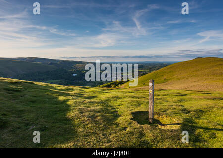 Waymarker post sulla sommità della collina Ragleth, vicino a Church Stretton, Shropshire, Inghilterra Foto Stock