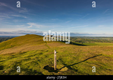 Waymarker post sulla sommità della collina Ragleth, vicino a Church Stretton, Shropshire, Inghilterra Foto Stock