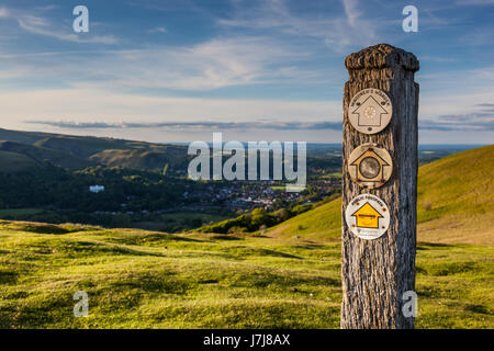 Waymarker post sulla sommità della collina Ragleth, vicino a Church Stretton, Shropshire, Inghilterra Foto Stock