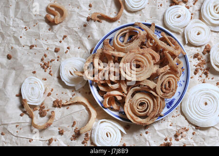 Essiccato canditi di polpa di noce di cocco (vietnamita popolare dolce essiccato canditi in vacanza tet) - vista dal di sopra Foto Stock