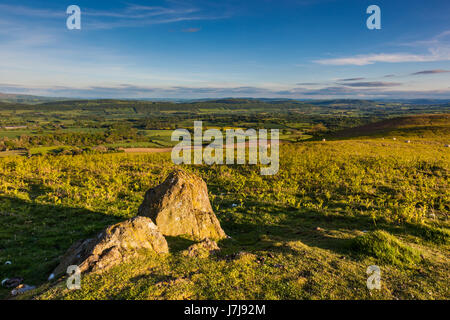 La vista su Ape Dale verso Wenlock Edge dalla cima della collina Ragleth, vicino a Church Stretton, Shropshire, Inghilterra Foto Stock