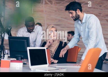 Allegro multiculturale di business partner per il lavoro di squadra Foto Stock