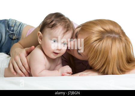 Carino madre baciare il suo piccolo bambino Foto Stock