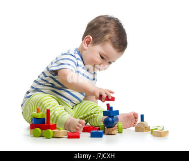 Baby boy giocando con blocchi di giocattoli. Isolato su bianco. Foto Stock