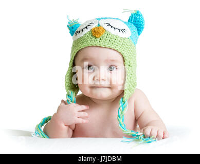 Baby boy in funny owl berretto lavorato a maglia gufo su sfondo bianco Foto Stock