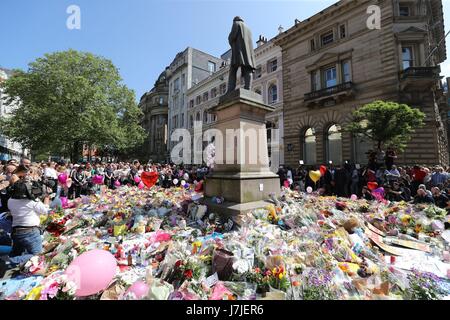 Persone di osservare un minuto di silenzio in St Ann's Square, Manchester, per ricordare le vittime del terrore attacco nella città in precedenza questa settimana. Foto Stock