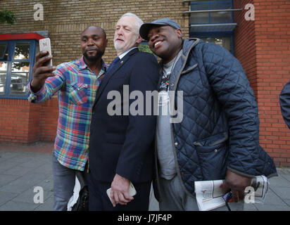 Leader laburista Jeremy Corbyn incontra i membri del pubblico dopo è entrato a far parte di vigili del fuoco a Islington stazione dei vigili del fuoco, a nord di Londra, di osservare un minuto di silenzio per ricordare le vittime del terrore di Manchester attacco. Foto Stock