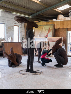 Sophie ryder lavorando su Lady-Hares nel suo studio Foto Stock