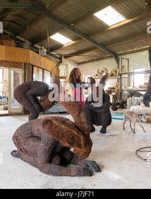 Sophie ryder lavorando su Lady-Hares nel suo studio Foto Stock