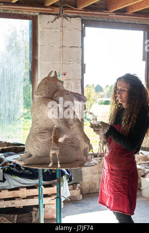 Sophie ryder lavorando su Lady-Hares nel suo studio Foto Stock