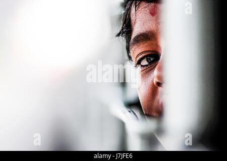 Pathankot, India, 9 settembre 2010: Indiano kid di giocare a nascondino su un treno in India. Foto Stock