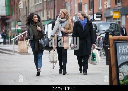 Londra, Inghilterra - Marzo 12, 2017 tre donne andare con valige giù per la strada, discutendo Foto Stock