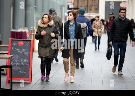 Londra, Inghilterra - Marzo 12, 2017 i turisti sono a piedi lungo Oxford Street, intenzionato a fare shopping Foto Stock