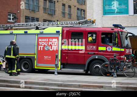 Londra, Inghilterra - Marzo 12, 2017 servizi di emergenza dei vigili del fuoco dal London Fire Brigade rispondere ad un'emergenza in Liverpool street, Foto Stock