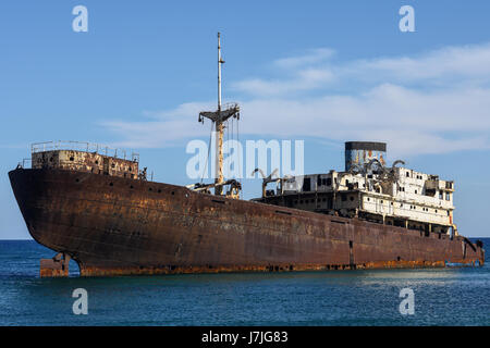 Nave arrugginita vicino al porto di Arrecife. Lanzarote isole Canarie Spagna Foto Stock