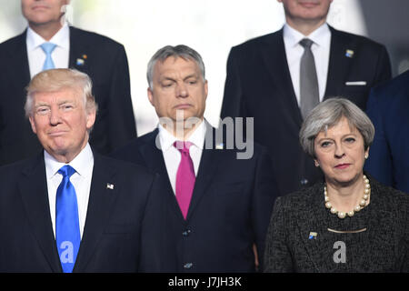 Il presidente statunitense Donald Trump (anteriore sinistro) e del Primo Ministro Theresa Maggio (anteriore destro) durante l'Organizzazione del Trattato del Nord Atlantico (NATO) Vertice di Bruxelles. Foto Stock