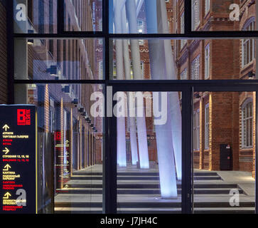 Vista laterale cercando in Atrium. La fabbrica di bolscevico, Mosca, Russia. Architetto: John Mcaslan e partner , 2016. Foto Stock