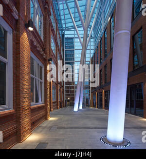 Vista interna in Atrium. La fabbrica di bolscevico, Mosca, Russia. Architetto: John Mcaslan e partner , 2016. Foto Stock