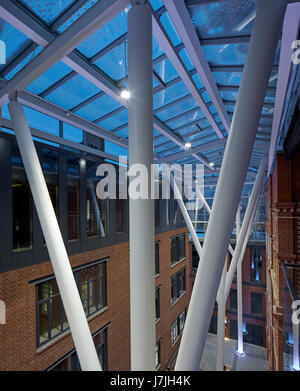 Vista interna in Atrium. La fabbrica di bolscevico, Mosca, Russia. Architetto: John Mcaslan e partner , 2016. Foto Stock