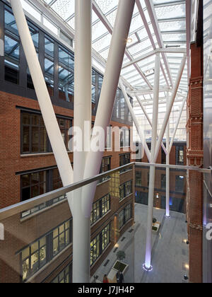 Vista interna in Atrium. La fabbrica di bolscevico, Mosca, Russia. Architetto: John Mcaslan e partner , 2016. Foto Stock