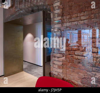 Vista interno in ufficio. La fabbrica di bolscevico, Mosca, Russia. Architetto: John Mcaslan e partner , 2016. Foto Stock