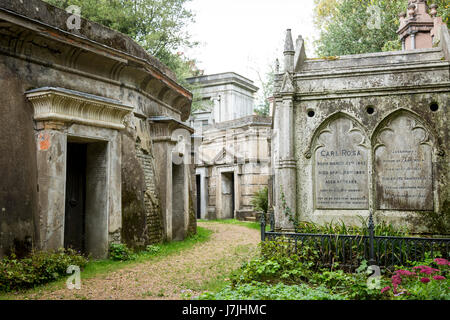 Ci sono circa 170.000 persone sepolte in circa 53.000 tombe nel cimitero di Highgate, notevole per molte delle persone sepolte vi inc. Karl Marx Foto Stock