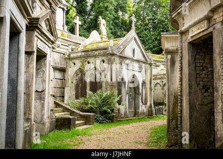 Ci sono circa 170.000 persone sepolte in circa 53.000 tombe nel cimitero di Highgate, notevole per molte delle persone sepolte vi inc. Karl Marx Foto Stock