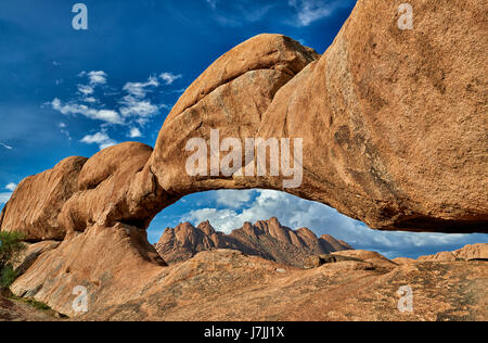 L'arco a Spitzkoppe, montagna paesaggio di rocce di granito, il Cervino della Namibia Namibia, Africa Foto Stock