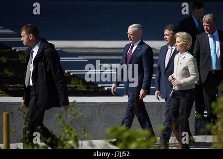 Il Segretario alla difesa degli Stati Uniti James Mattis (seconda a sinistra) arriva con il Ministro della difesa greco Panos Kammenos (terza a sinistra) e il ministro della Difesa tedesco, Ursula von der Leyen (seconda a destra) durante l'Organizzazione del Trattato del Nord Atlantico (NATO) Vertice di Bruxelles. Foto Stock