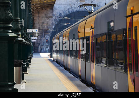Sao Bento Stazione, Porto, Portogallo - 2 Maggio, 2017: i treni in arrivo a Sao Bento Station Foto Stock