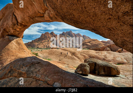 L'arco a Spitzkoppe, montagna paesaggio di rocce di granito, il Cervino della Namibia Namibia, Africa Foto Stock