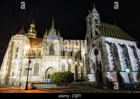 Spettacolare Santa Elisabetta e la cattedrale di San Michele Cappella a Kosice, Repubblica slovacca. Scena architettonica. Foto di notte. Foto Stock