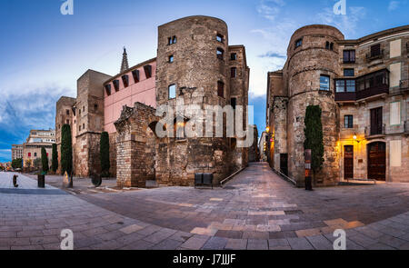 Panorama della antica porta romana e Plaça Nova al mattino, Barri Quartiere Gotico di Barcellona, in Catalogna, Spagna Foto Stock