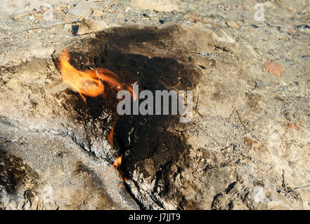 Le fiamme della Chimera Mount da terra. Fuoco dal gas naturale nelle rocce. Turchia Foto Stock