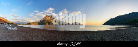 Panorama della spiaggia nel villaggio di Adrasan a sunrise. Provincia di Antalya. Turchia Foto Stock
