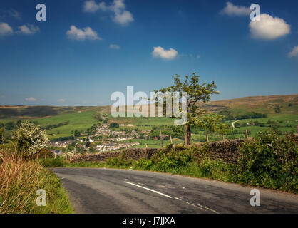 Giornata estiva con cielo blu guardando al n. 72 delle 100 più grandi salite del ciclismo, Nick O Pendle, dal di sopra Sabden village, Pendle Hill Lancashire, Regno Unito Foto Stock