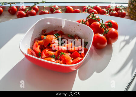 Pomodoro rosso su bianco tavola. Fresco e organico. Foto Stock