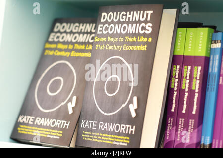 Kate Raworth economia titolo libro chiamato ciambella economia Foto Stock